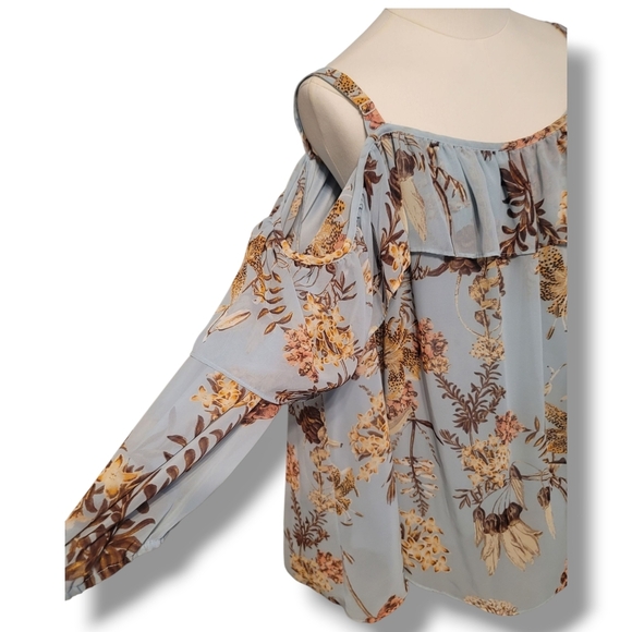BOUTIQUE - 3X Floral Ruffle Cold Shoulder - Picture 2 of 6